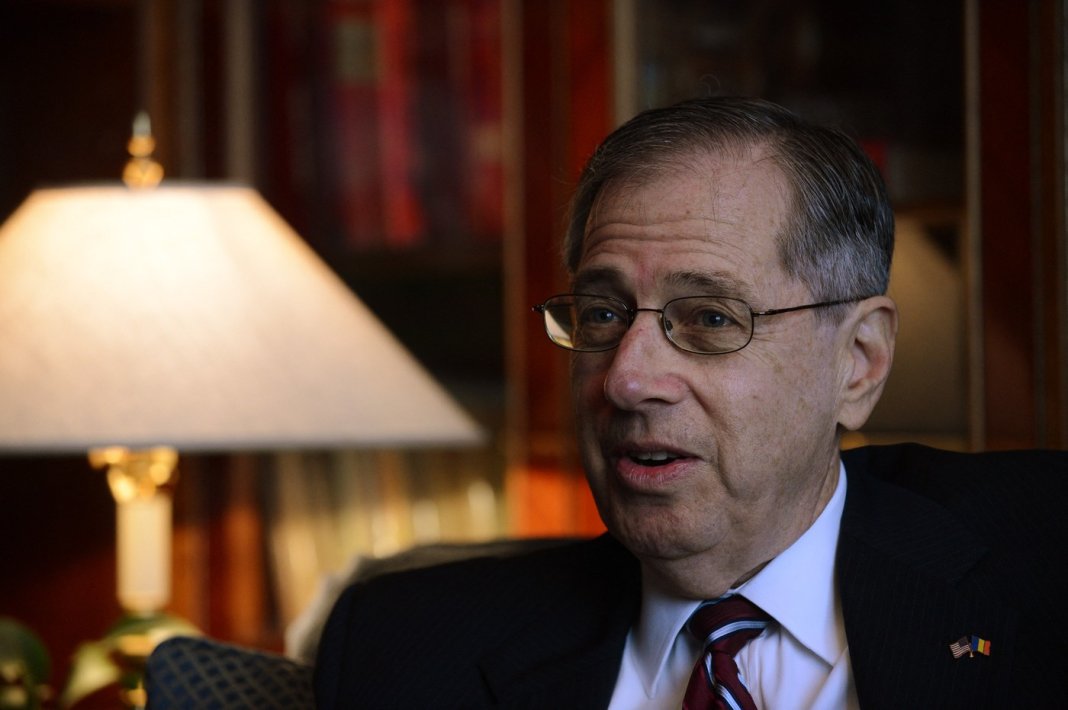 Fostul ambasador al Statelor Unite la București discută viziunea Moscovei și a Europei de Est cu privire la retragerea trupelor americane din România decisă de administrația Trump.