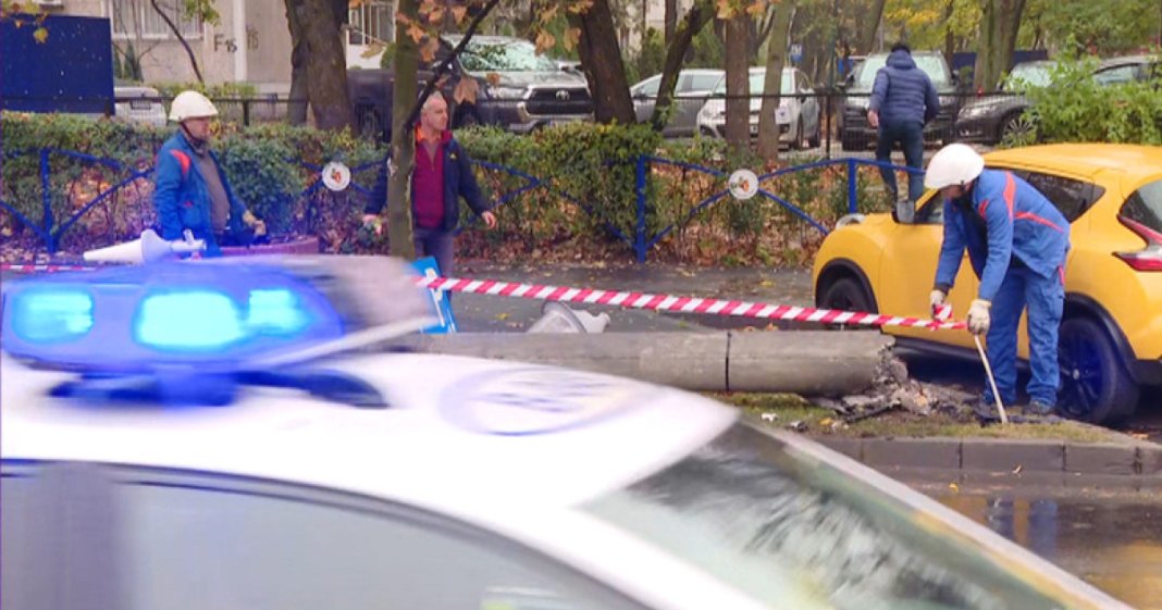 Incident sever în București: un autoturism lovește un stâlp de electricitate pe bulevard, o persoană este rănită.