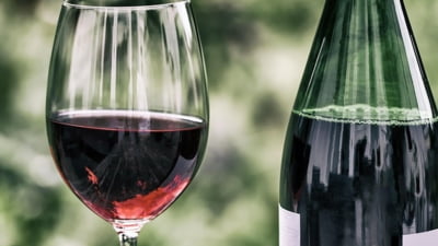 Consumul mondial de vin în scădere: Nivel minim record prognozat pentru 2025 și motivele reducerii cererii pe piața din Europa