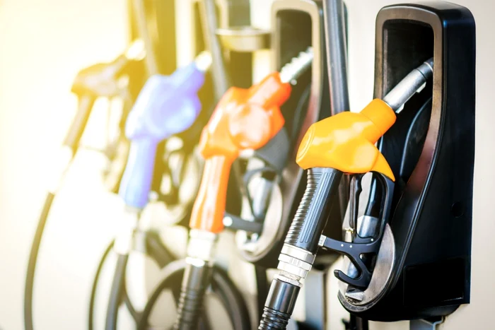 Factorii care determină diminuarea costului benzinei și elementele care afectează tarifele combustibililor în România