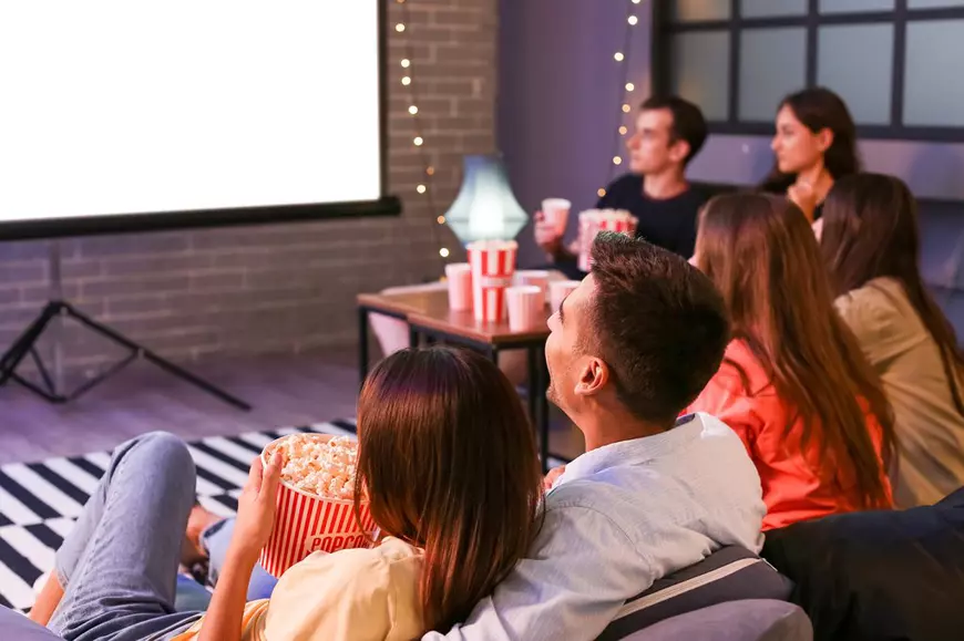 Generația Z în fața crizei financiare: ce sacrificii fac între plăceri și economii