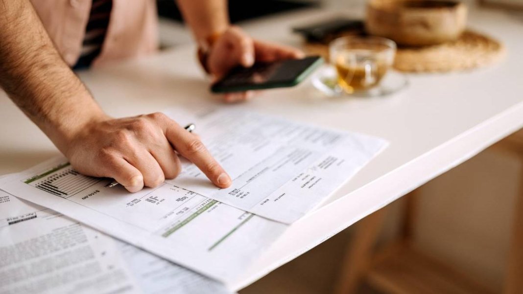 Prețul curentului electric va crește din nou începând cu 1 ianuarie 2026. Ce măsuri pot lua românii pentru a diminua facturile la energie?