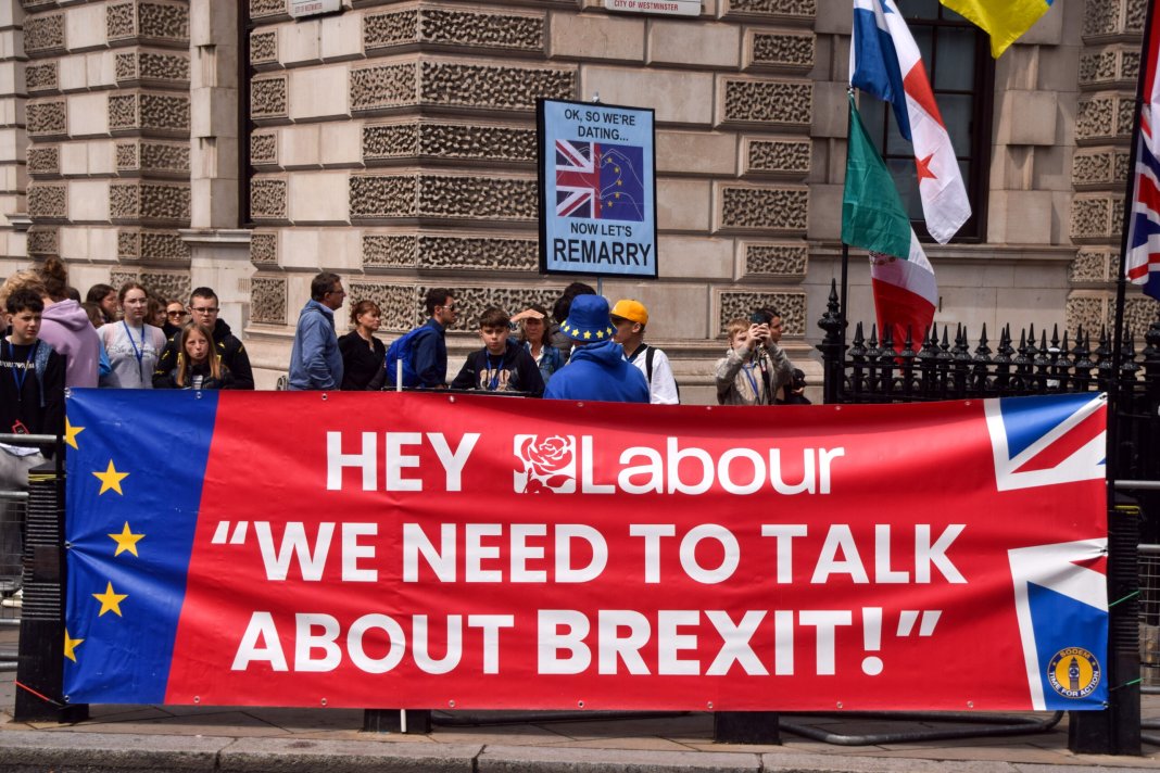 Zece ani de la Brexit: Economia Regatului Unit între stagnarea investițiilor și scăderea productivității