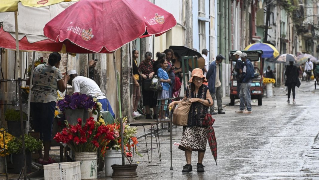 Cubanezii adoptă „modul de supraviețuire” din cauza întreruperilor de curent, creșterii prețurilor și presiunilor exercitate de SUA.