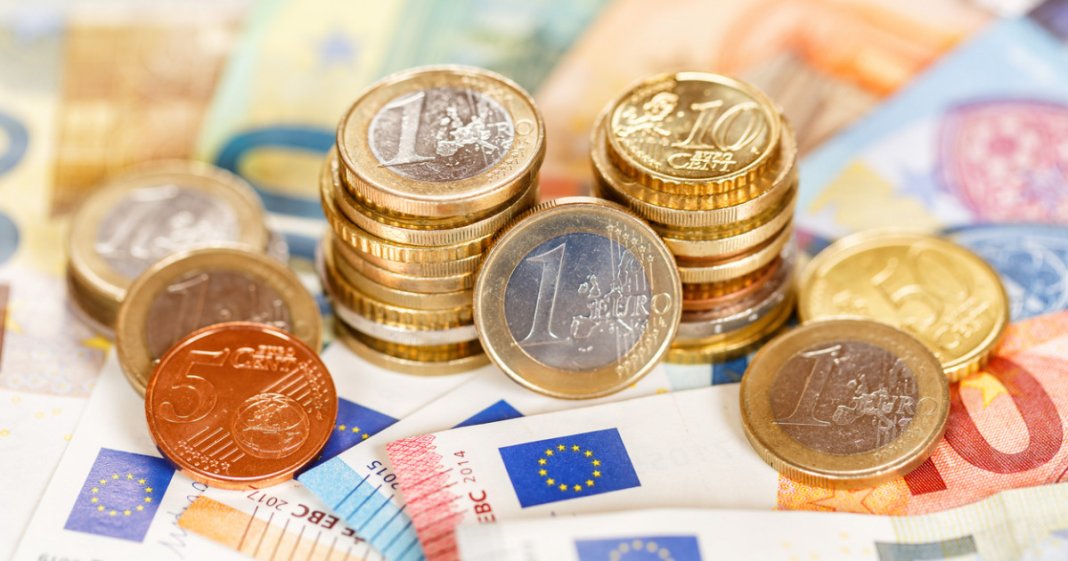 Polonia întârzie adopția euro: Economia avansează mai repede decât media UE, afirmă ministrul Finanțelor