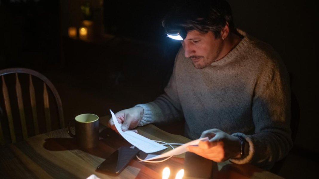 Românii au posibilitatea de a reduce cu până la 35% costurile facturilor de electricitate prin alegerea unui alt furnizor.