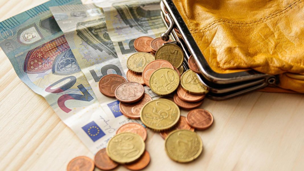 România se numără printre națiunile UE cu cele mai scăzute salarii minime. Numai două țări oferă...