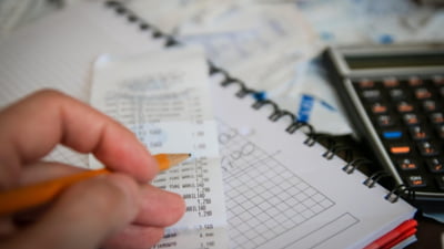 Teama de majorarea prețurilor și locurile de muncă precare modifică comportamentul financiar al românilor: Bugete mai restrânse, așteptări mai pesimiste (SONDAJ)