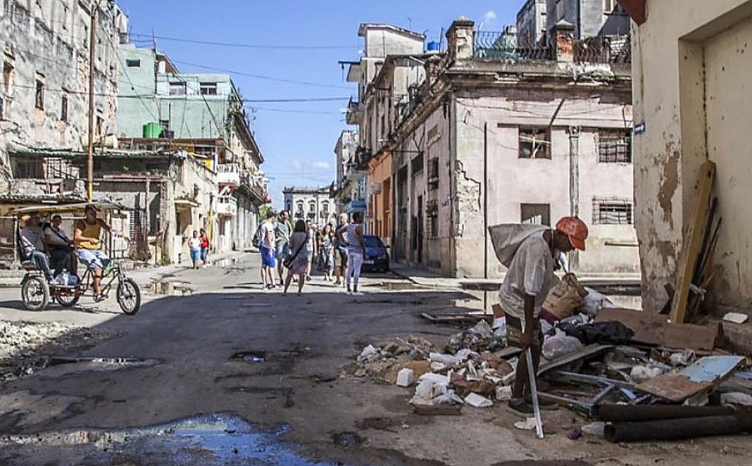 Valoarea banilor din Cuba a devenit aproape inexistentă: Modalități de supraviețuire ale sistemului în mijlocul schimburilor valutare, cardurilor inutile și salariilor simbolice