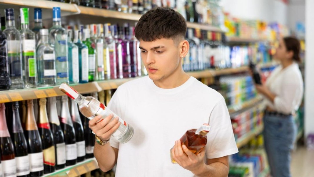 Deznădejde în Rusia: Costul vodcii ajunge la un maxim istoric, însă rușii persistă să achiziționeze tot mai mult...