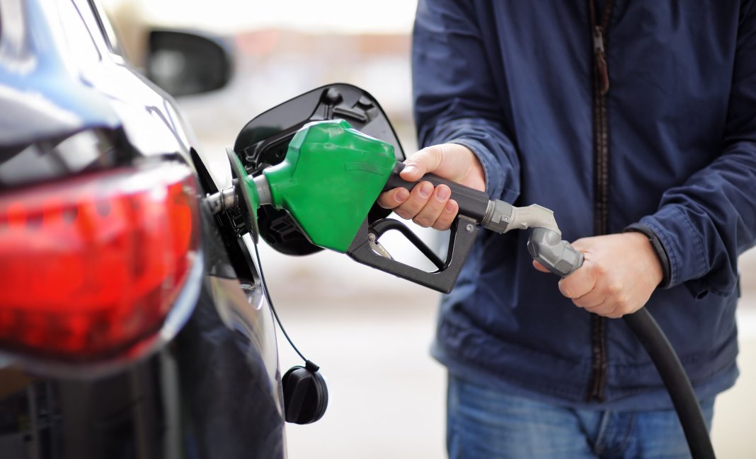 Informație pozitivă: Prețurile combustibililor precum benzina și motorina au diminuat în România. Informație negativă: Comparativ, combustibilii sunt mai accesibili în toate națiunile învecinate.