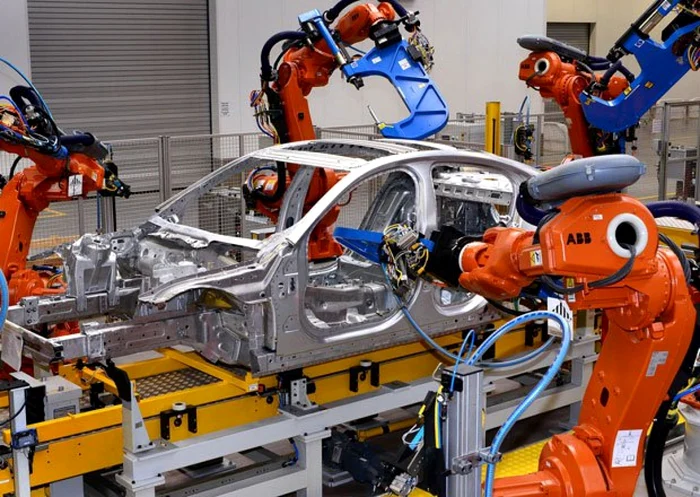 Mari concedieri din 2026 afectează România: Corporațiile importante care au inițiat reduceri de personal