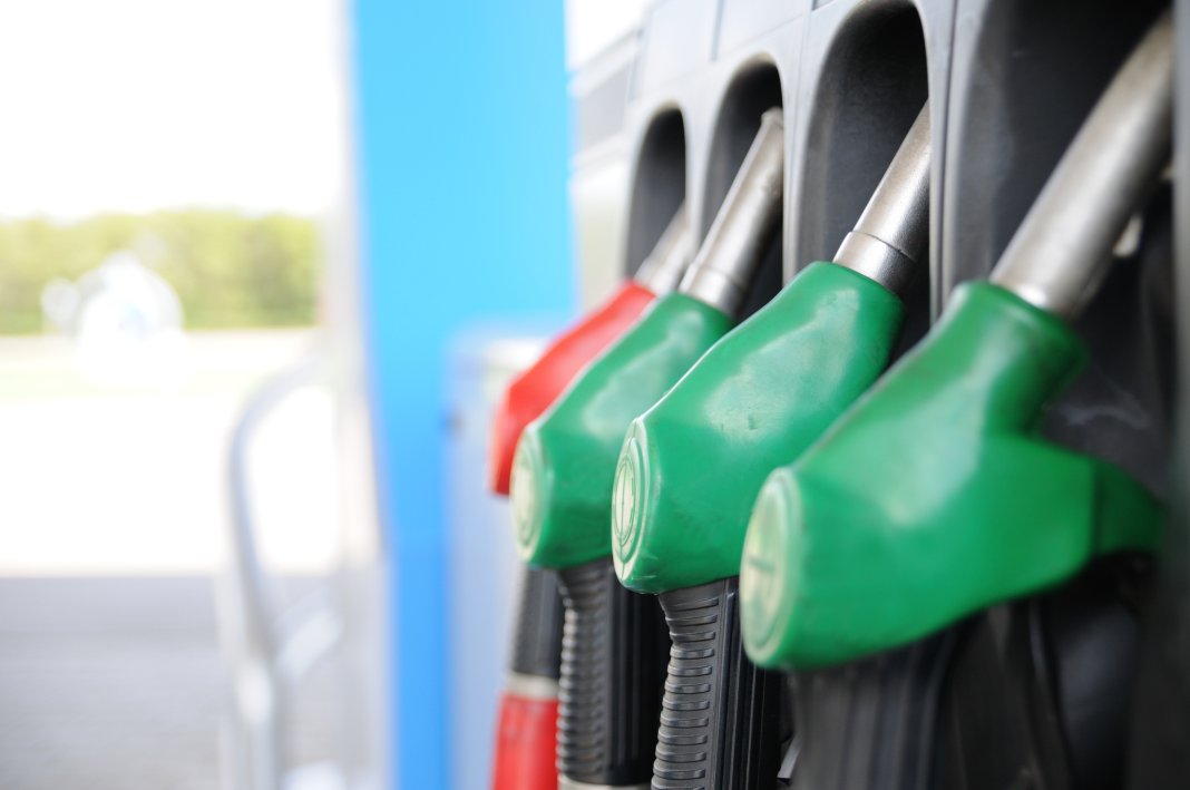 Conducătorii auto trec frontiera pentru a face plinul în statul cu una dintre cele mai accesibile benzinării din UE. Situație remarcată de analiștii economici.
