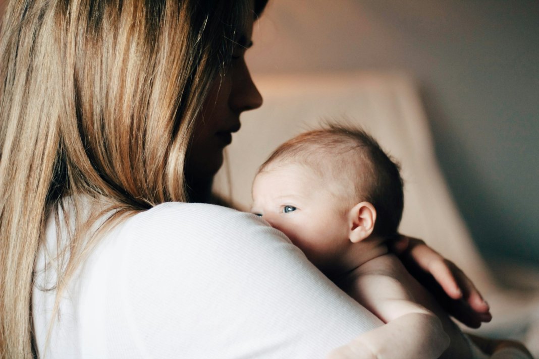 Conform Eurostat, România are cea mai semnificativă diminuare a fertilității din UE și se numără printre țările cu cele mai tinere mame.