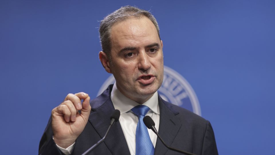 Din ce în ce mai puțini români se aventurează să acceseze împrumuturi bancare. Când preconizează specialiștii că ar putea să se reducă ratele dobânzilor
