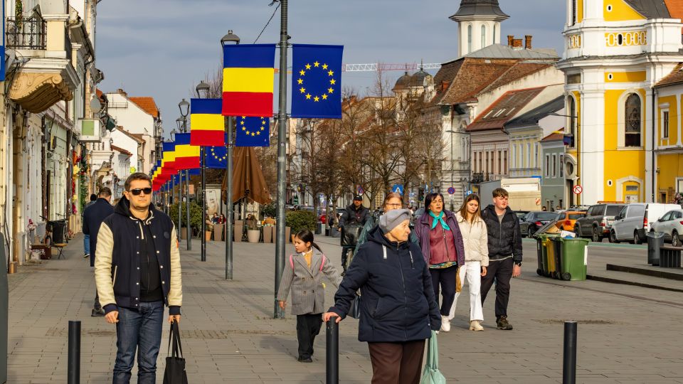 Numai 40% dintre români reușesc să pună bani deoparte: cei mai mulți economisesc doar pentru situații de urgență