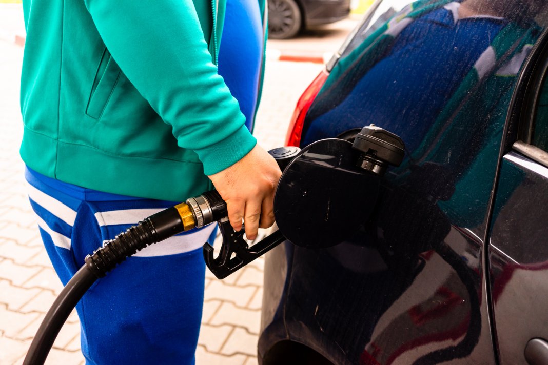 Prețuri reduse la pompă: Unde în România s-au micșorat prețurile la motorină și benzină azi