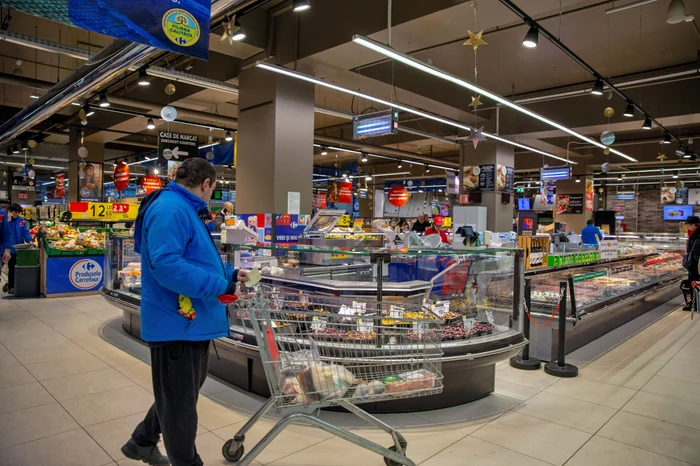Românii își micșorează consumul și achiziționează „pe suta de grame”: Diminuarea puterii de cumpărare readuce practici din anii ’90