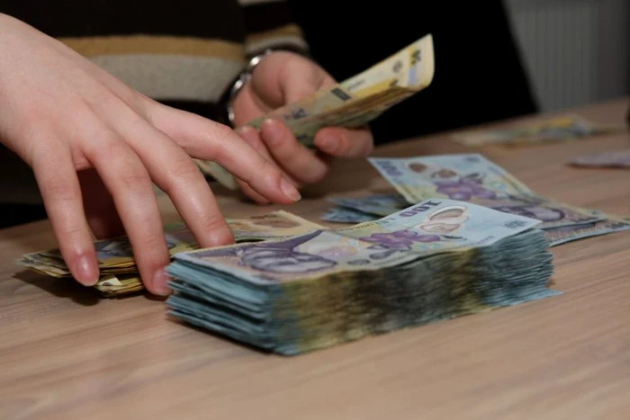 Românii preferă să-și păstreze economiile acasă? Ce indică majorarea numerarului din economie, conform BNR
