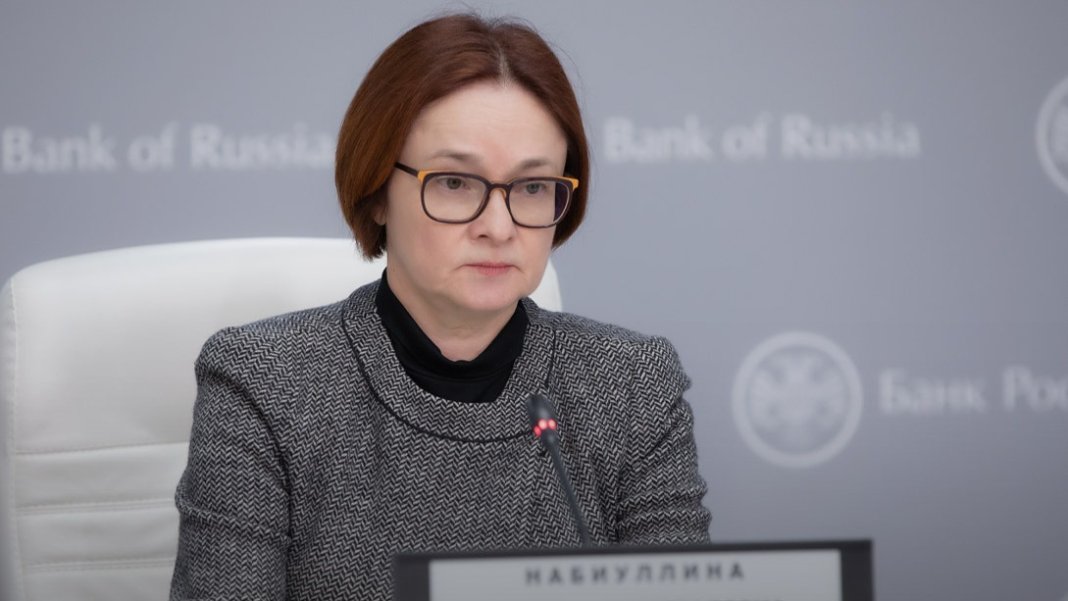 Se intensifică speculațiile despre retragerea din atenția publicului a guvernatoarei Băncii Centrale a Rusiei, Elvira Nabiulina, recunoscută pentru menținerea economiei pe linia de plutire; circulă zvonuri despre un posibil arest la domiciliu.