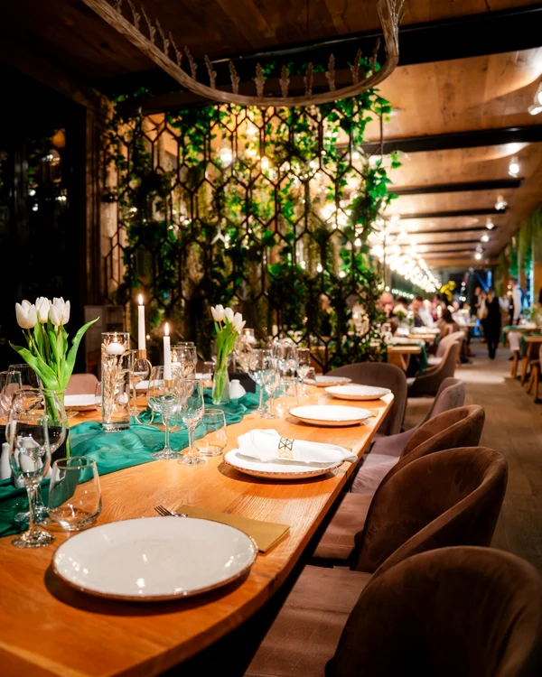 Pe fondul creșterii prețurilor care influențează obiceiurile de consum, românii au început să își împartă porțiile la restaurant.