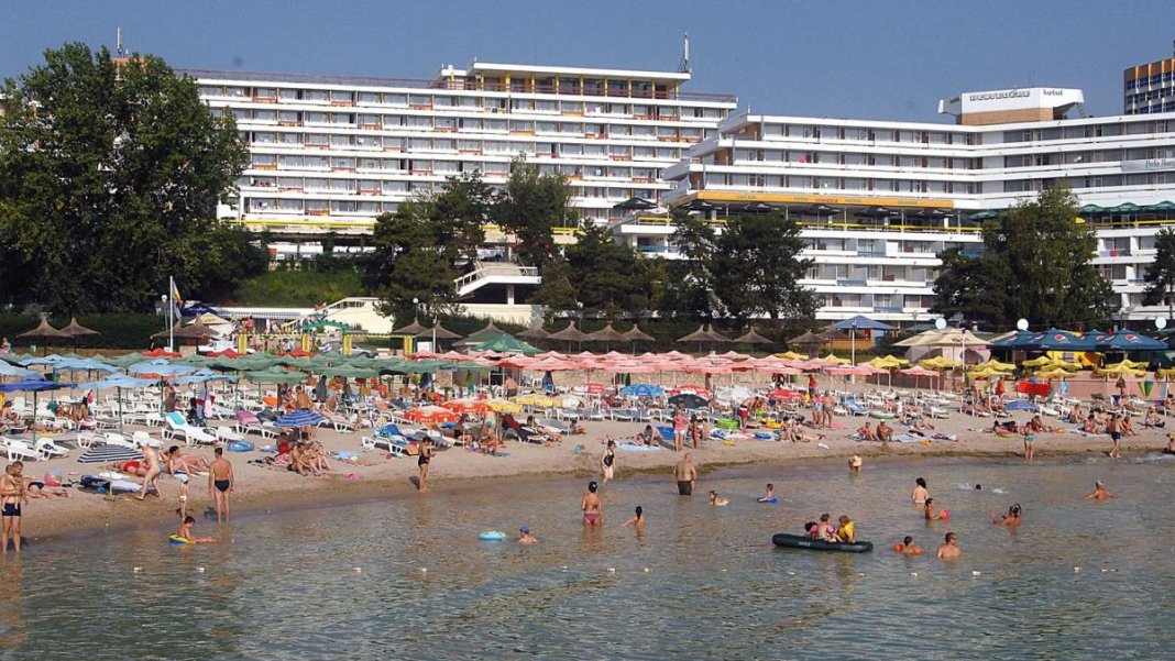 Prețuri surprinzătoare pentru românii de pe litoralul din Bulgaria: O porție de tort ajunge la 18 euro,...