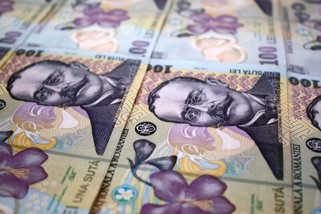 Structura sectorului financiar în România în ultimii zece ani: Studiu comparativ al segmentului bancar cu alte elemente financiare locale și globale.
