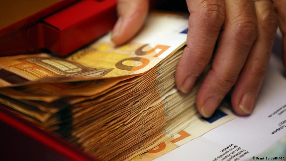 Câți români au depozite bancare ce depășesc suma de 100.000 de euro