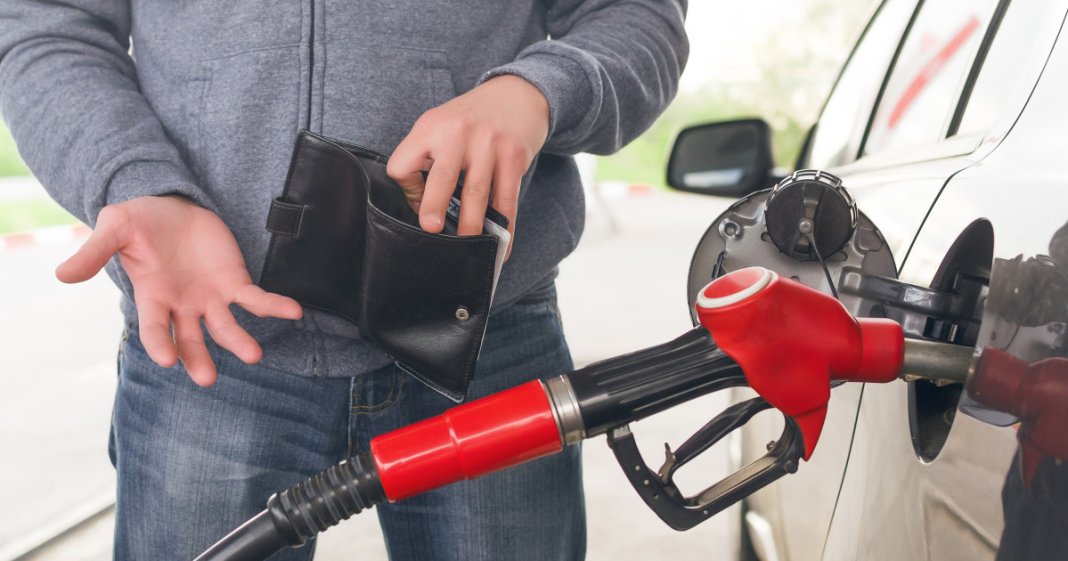 Paradoxul carburanților: Statele învecinate, cu importuri considerabile, practică prețuri mai scăzute decât România. Cum justifică...